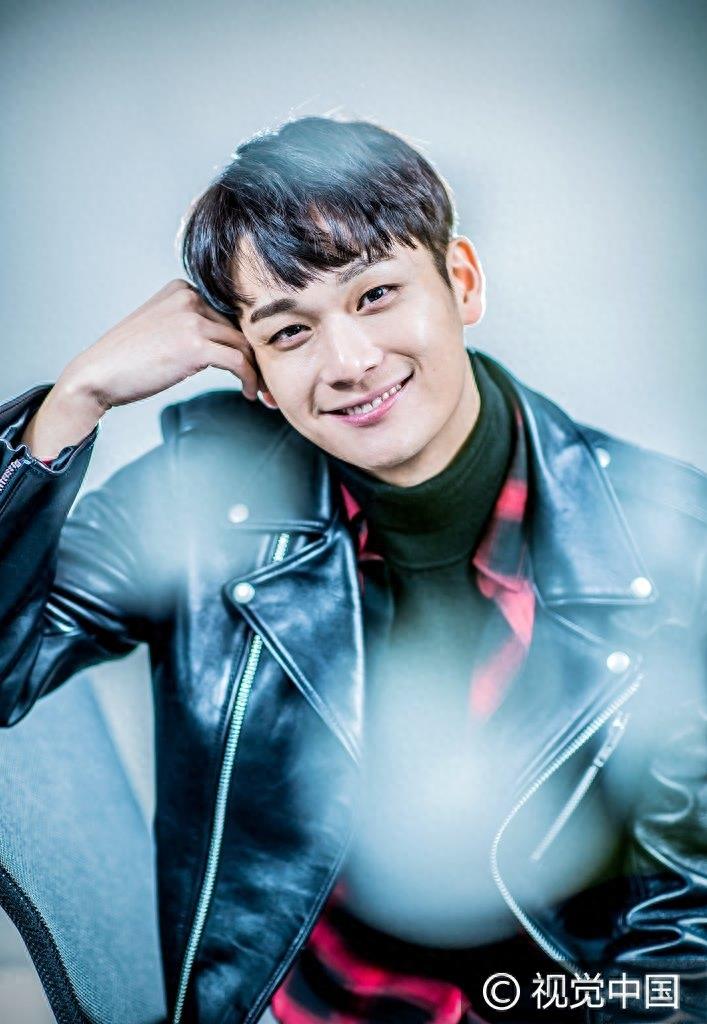 曺胤瑀最新朋克风写真展暖男气质 对镜比心展笑露一口白牙超吸睛