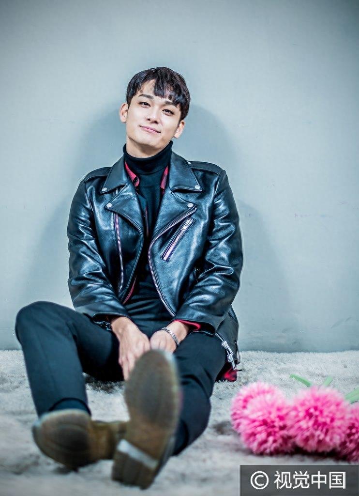 曺胤瑀最新朋克风写真展暖男气质 对镜比心展笑露一口白牙超吸睛