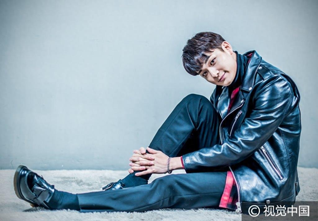 曺胤瑀最新朋克风写真展暖男气质 对镜比心展笑露一口白牙超吸睛