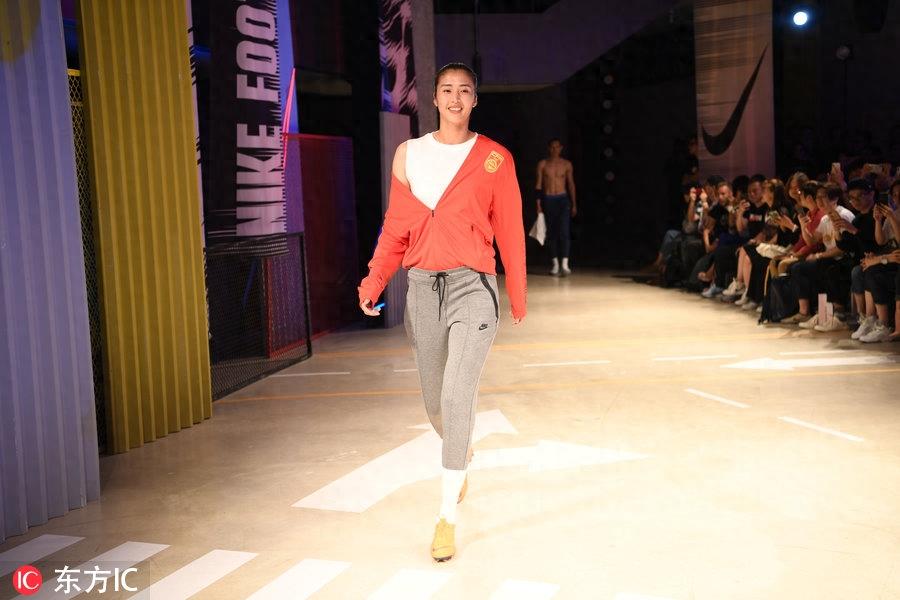 赵丽娜领衔中国之队T台秀 披新战袍又酷又美