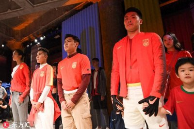 ​赵丽娜领衔中国之队T台秀 披新战袍又酷又美