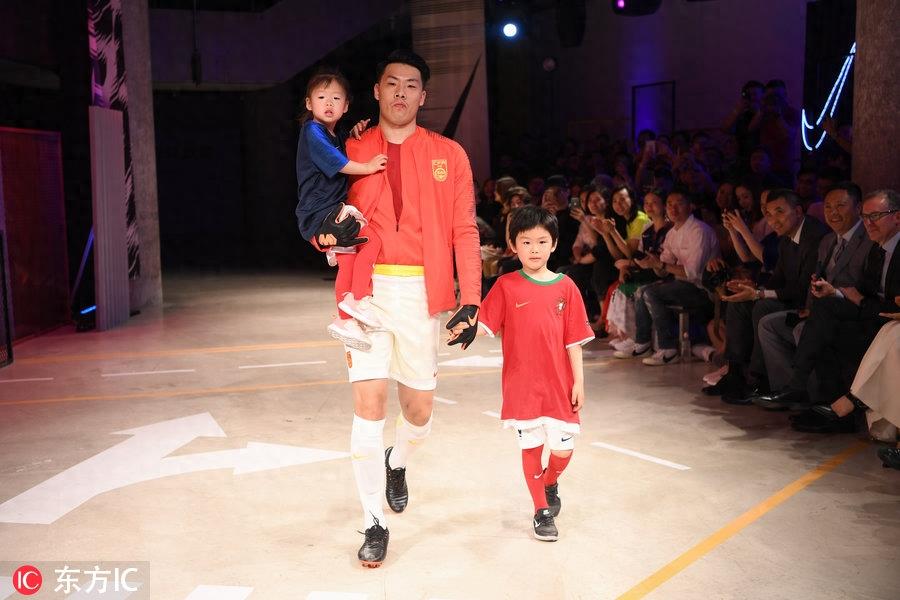 赵丽娜领衔中国之队T台秀 披新战袍又酷又美