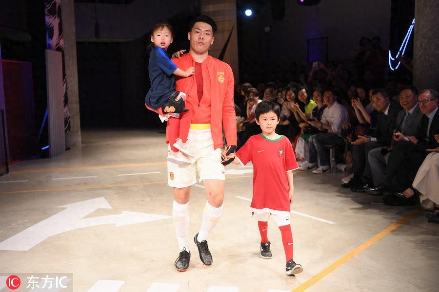 赵丽娜领衔中国之队T台秀 披新战袍又酷又美