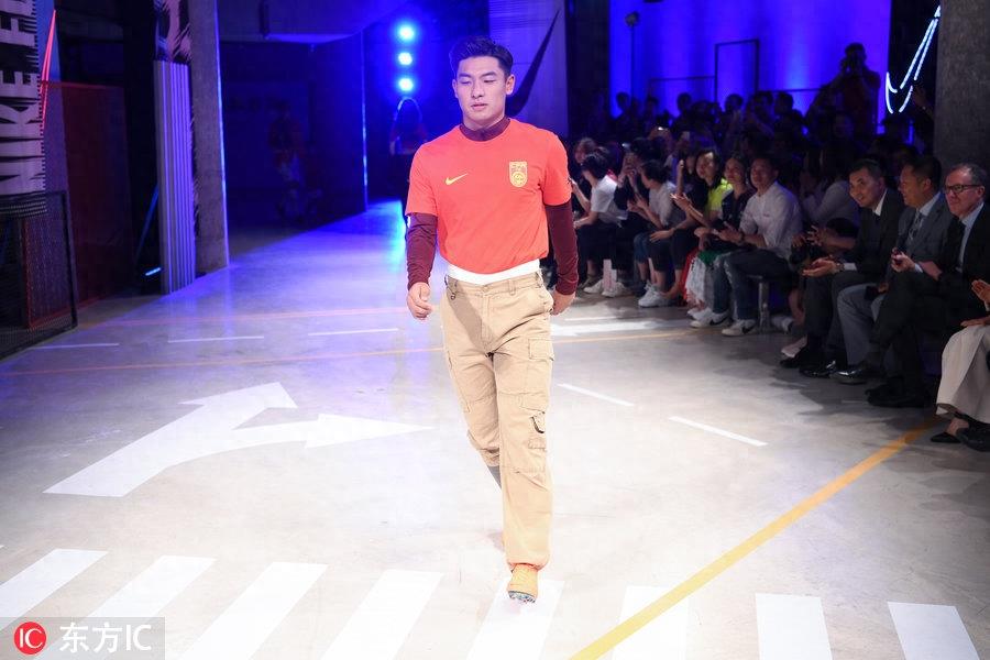 赵丽娜领衔中国之队T台秀 披新战袍又酷又美