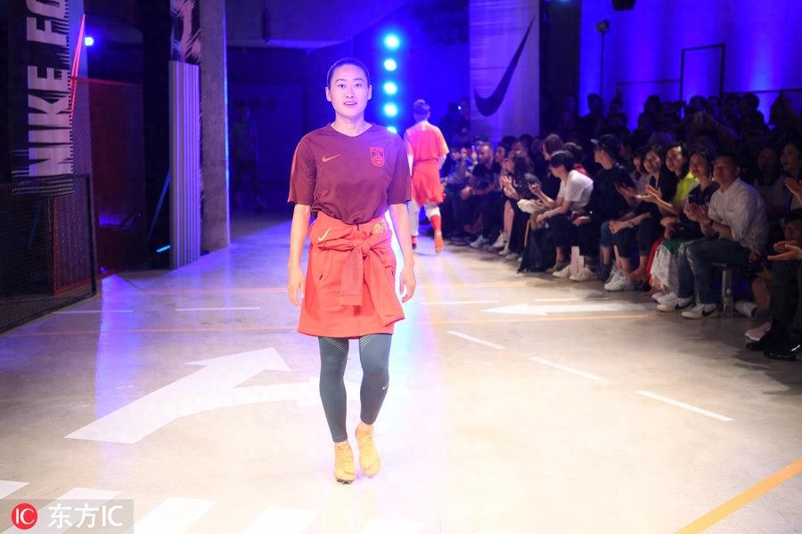 赵丽娜领衔中国之队T台秀 披新战袍又酷又美