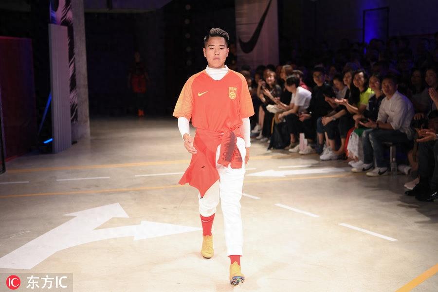 赵丽娜领衔中国之队T台秀 披新战袍又酷又美