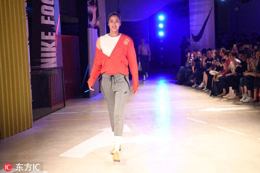 赵丽娜领衔中国之队T台秀 披新战袍又酷又美