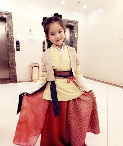 她是因为遇见你里的小乐童,王亭文今年8岁家庭背景与赵丽颖相似