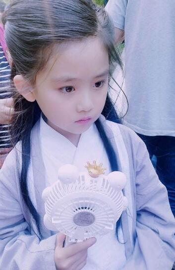 她是因为遇见你里的小乐童,王亭文今年8岁家庭背景与赵丽颖相似