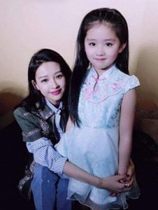 ​她是因为遇见你里的小乐童，王亭文今年8岁家庭背景与赵丽颖相似