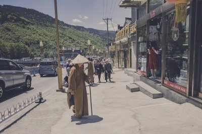​闹大了！山西忻州僧人持棍 殴打游客，这是黑社会还是僧人？