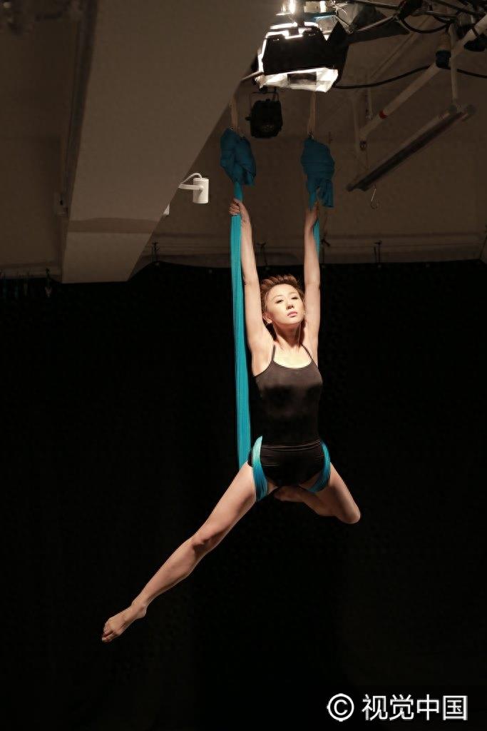 泳儿MV挑战空中瑜珈变飞女 苦练高难度动作完成“壮举”