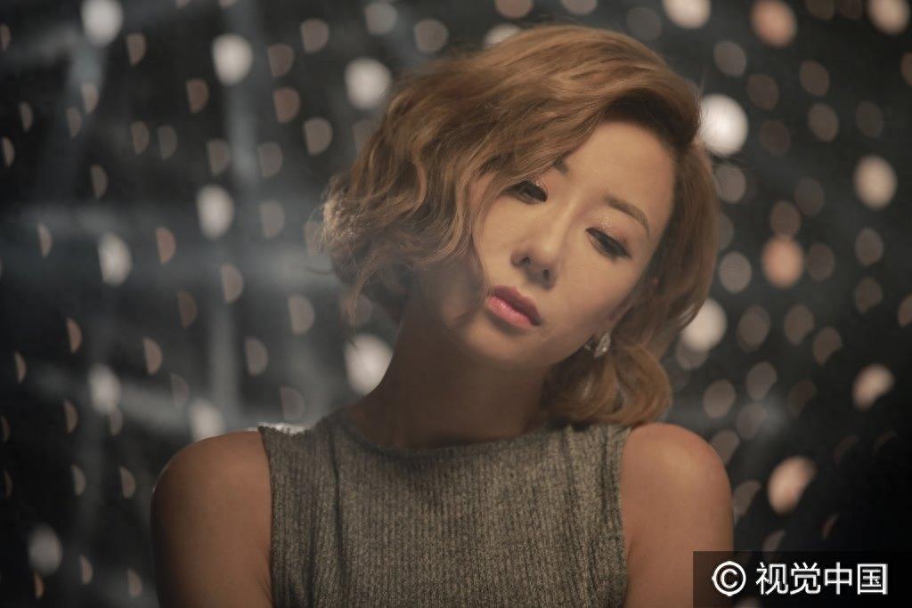 泳儿MV挑战空中瑜珈变飞女 苦练高难度动作完成“壮举”