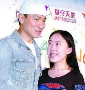 ​盘点几位明星私生饭：王一博被电话骚扰，因爱生恨萧敬腾被泼粪