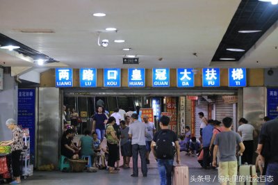 ​每台每小时能运输1.35万人，重庆这亚洲第二长电梯不简单