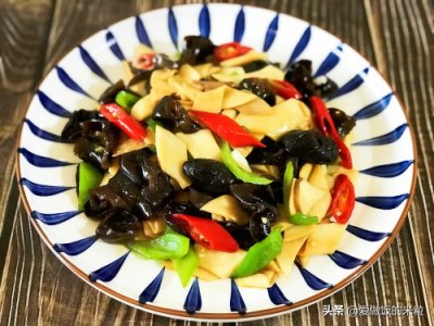 ​木耳炒杏鲍菇，素淡清爽不油腻，营养美味又实惠