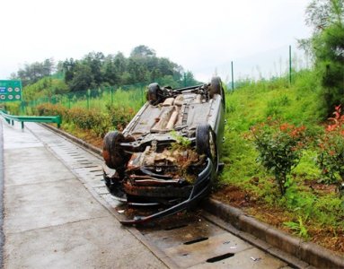 ​新手开车-下雨天高速公路行车如何应对水滑现象