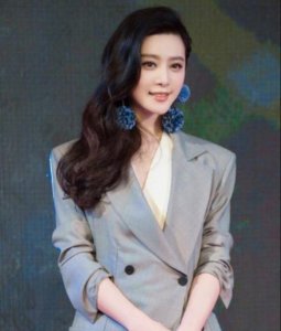 ​范冰冰素颜罕曝光，对镜头捏鼻头刮黑头，毫无偶像包袱力证纯天然