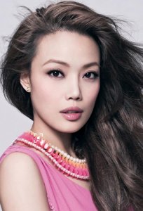 ​容祖儿“春卷门”？英皇老板杨受成自传爆料潜规则！