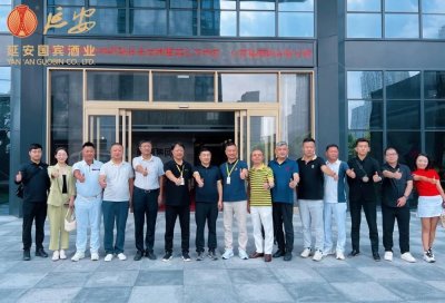 ​鸿瑞集团董事长、延安国宾酒业董事长王世春一行赴商源集团座谈