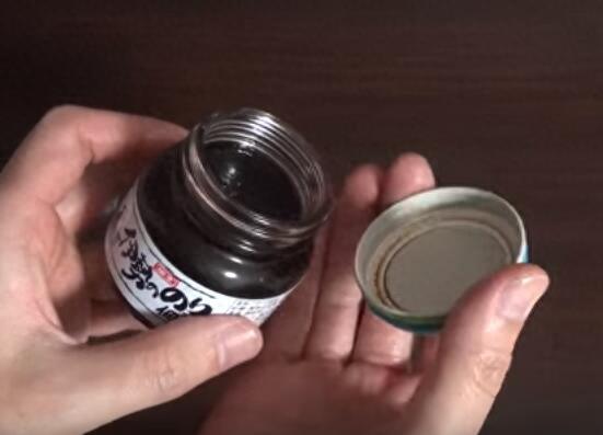 如何才能够将玻璃瓶罐头轻松打开？只需两根橡皮筋就可快速解决