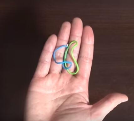 如何才能够将玻璃瓶罐头轻松打开？只需两根橡皮筋就可快速解决