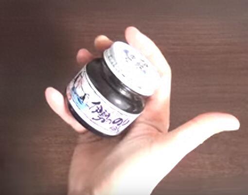 如何才能够将玻璃瓶罐头轻松打开？只需两根橡皮筋就可快速解决