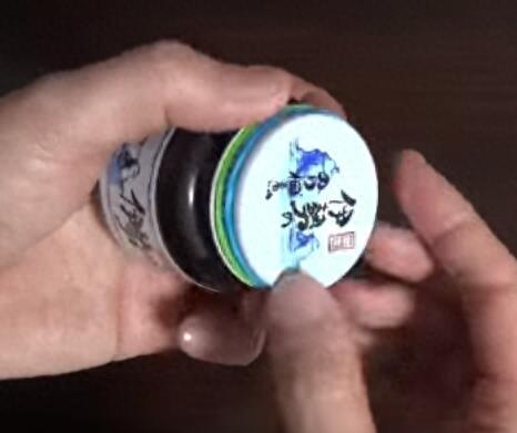如何才能够将玻璃瓶罐头轻松打开？只需两根橡皮筋就可快速解决