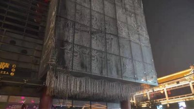 ​西安大唐不夜城步行街起火，目前明火已经扑灭