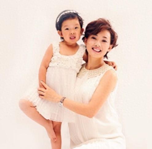 牛莉的女儿瑶瑶罕见曝光，没有遗传了妈妈的颜值。都随她爸了！