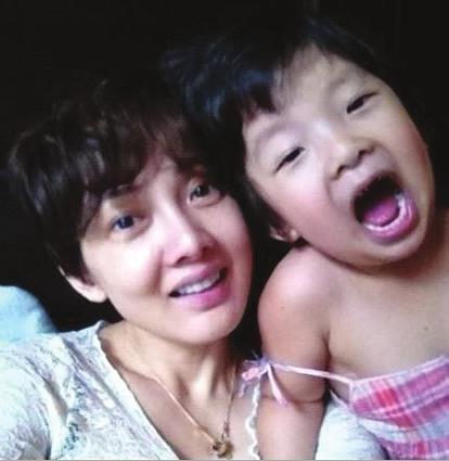 牛莉的女儿瑶瑶罕见曝光，没有遗传了妈妈的颜值。都随她爸了！