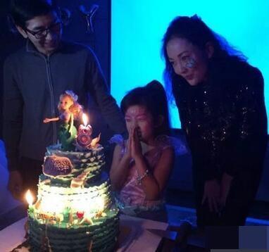 牛莉的女儿瑶瑶罕见曝光，没有遗传了妈妈的颜值。都随她爸了！