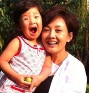 牛莉的女儿瑶瑶罕见曝光，没有遗传了妈妈的颜值。都随她爸了！