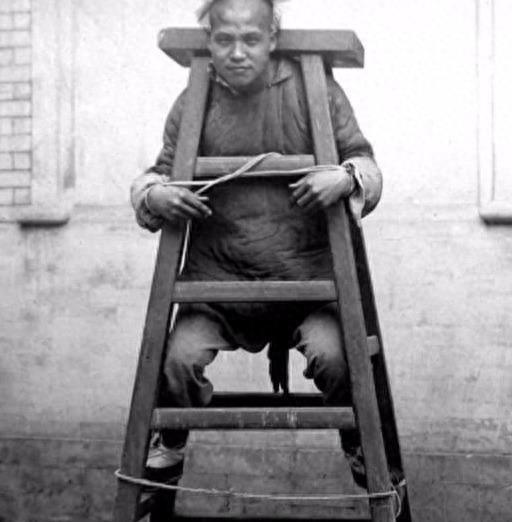 清末刑罚照片：图2半空扎马步，图5女犯痛苦万分