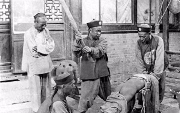 清末刑罚照片：图2半空扎马步，图5女犯痛苦万分