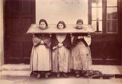 ​清末刑罚照片：图2半空扎马步，图5女犯痛苦万分