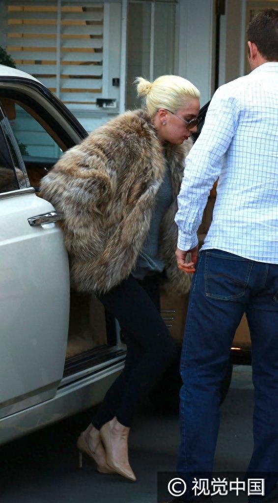 Lady Gaga烈焰红唇豹纹皮草贵妇范十足 豪车太高腿太短下车全靠跳