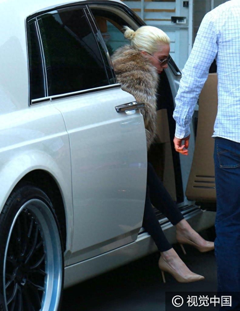 Lady Gaga烈焰红唇豹纹皮草贵妇范十足 豪车太高腿太短下车全靠跳