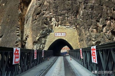 ​1953年，一解放军士兵被浇筑在大桥桥墩，至今都有武警巡逻看守