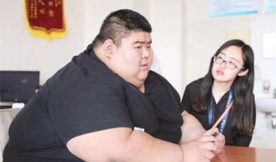 ​中国第一胖王浩楠：体重668斤，减肥后娶美娇妻，如今怎么样了？