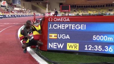 ​12分35秒36，配速2分29秒！贝克勒保持的5000米世界纪录被打破