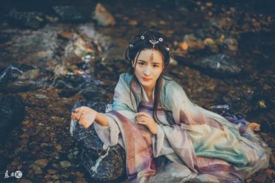 ​小说：她一百块买神农鼎，哪知神迹出现，用手一摸，眨眼穿越千年