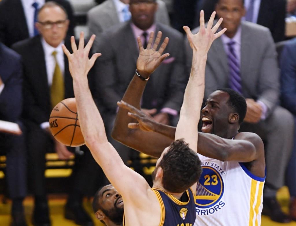 篮球——NBA总决赛第一场：勇士胜骑士