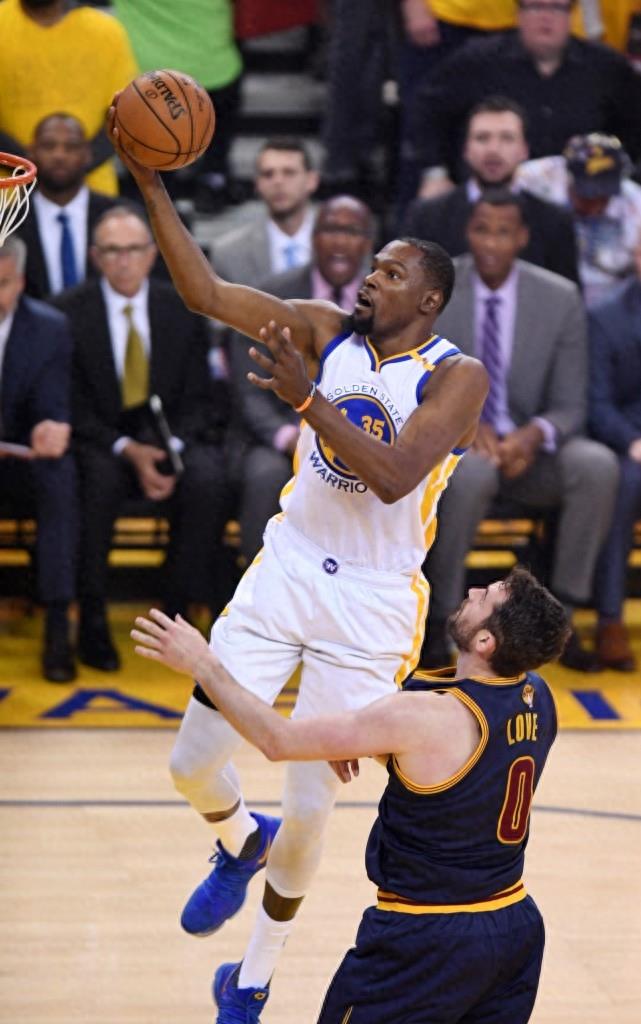 篮球——NBA总决赛第一场：勇士胜骑士