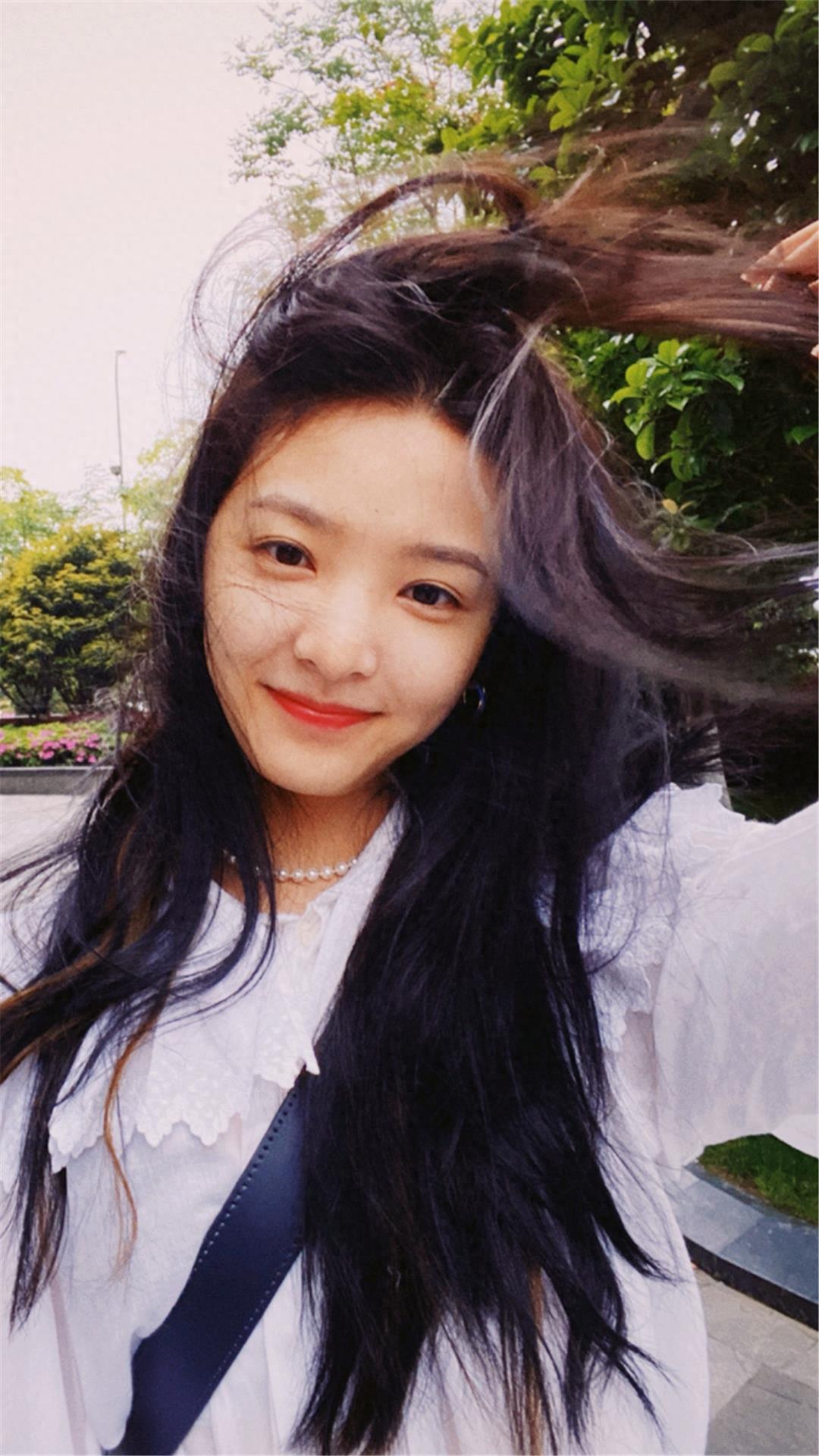 章若楠全新壁纸图片，甜笑可人，小仙女压马路来了