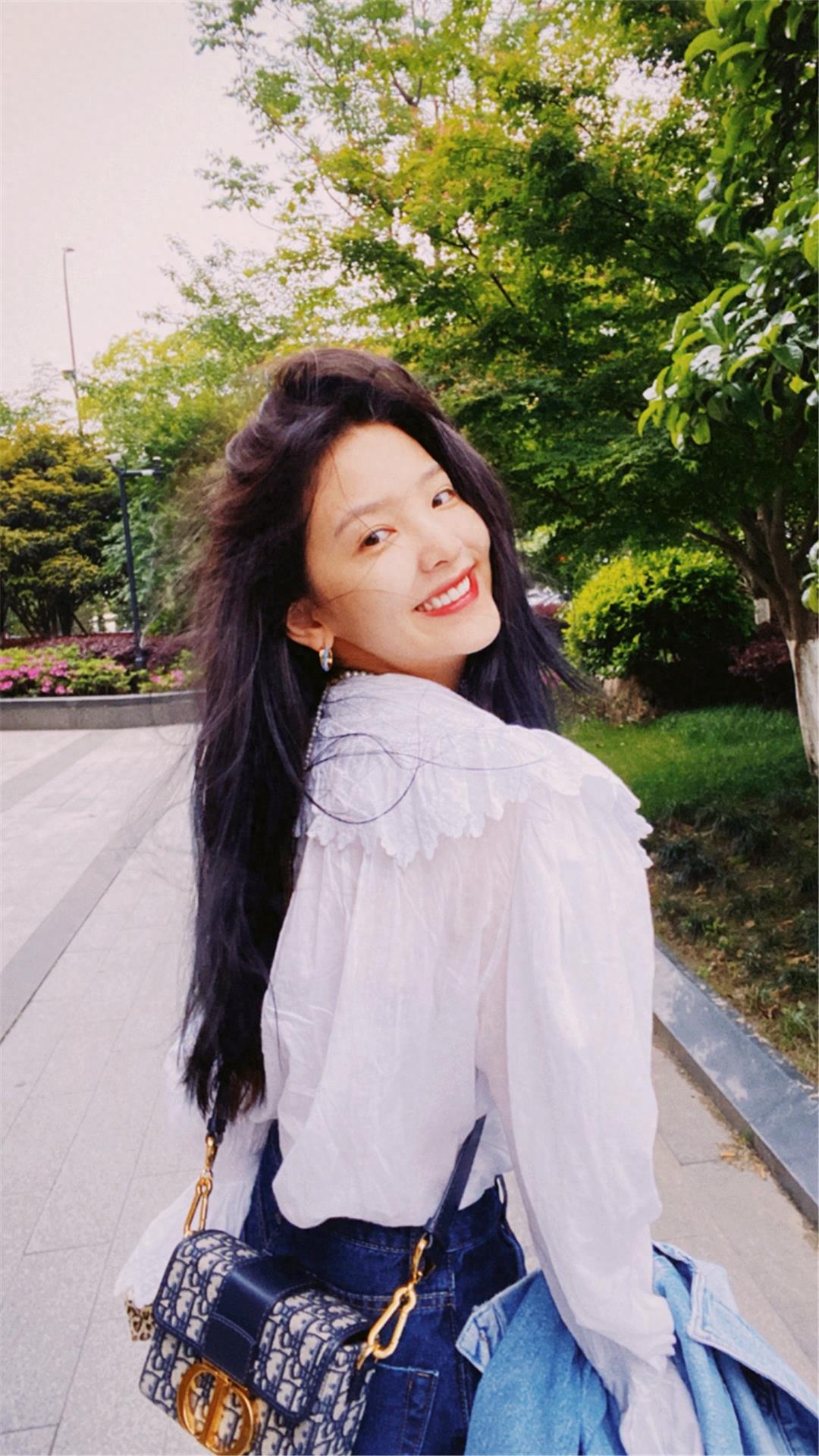 章若楠全新壁纸图片，甜笑可人，小仙女压马路来了