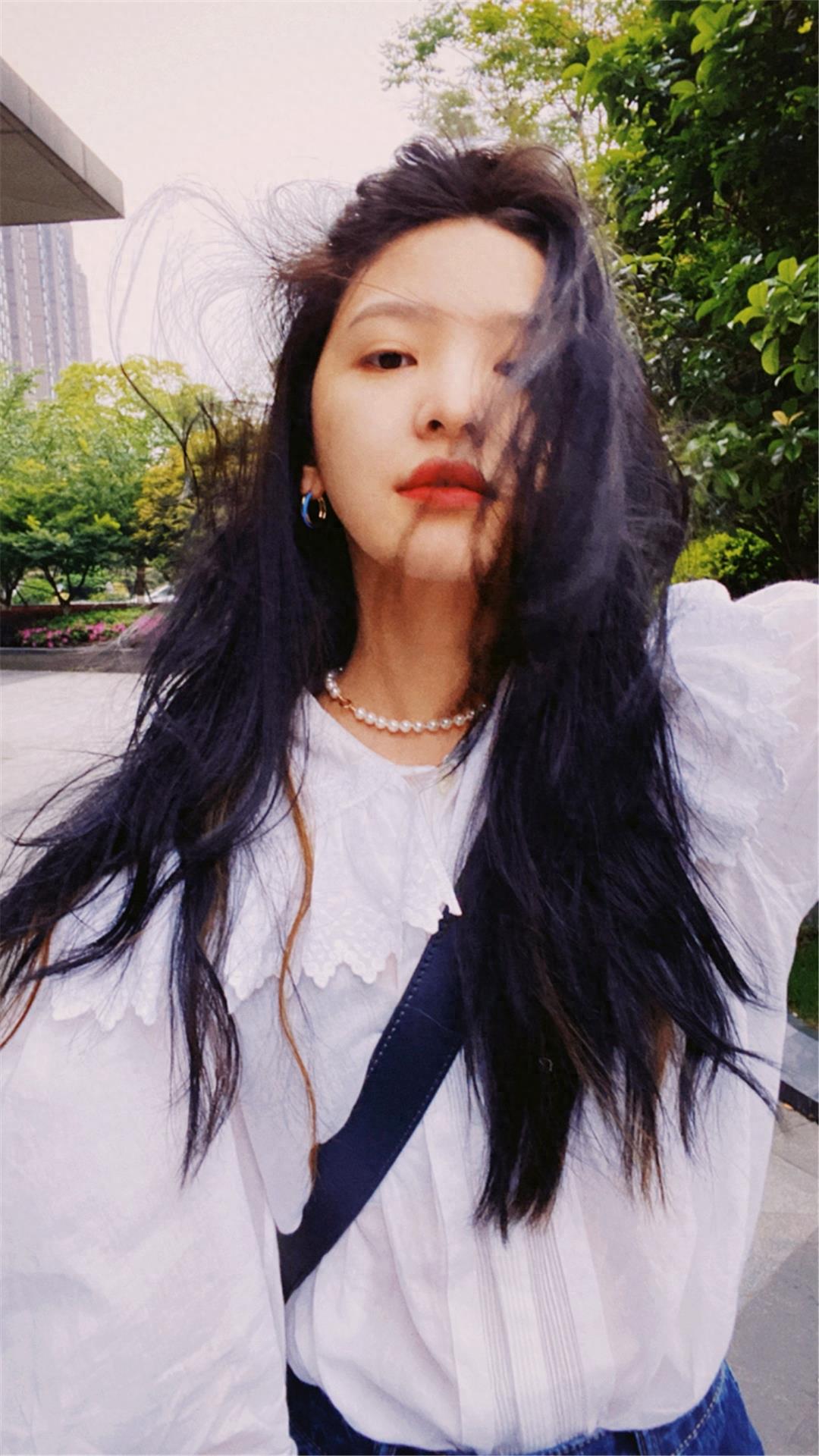 章若楠全新壁纸图片，甜笑可人，小仙女压马路来了