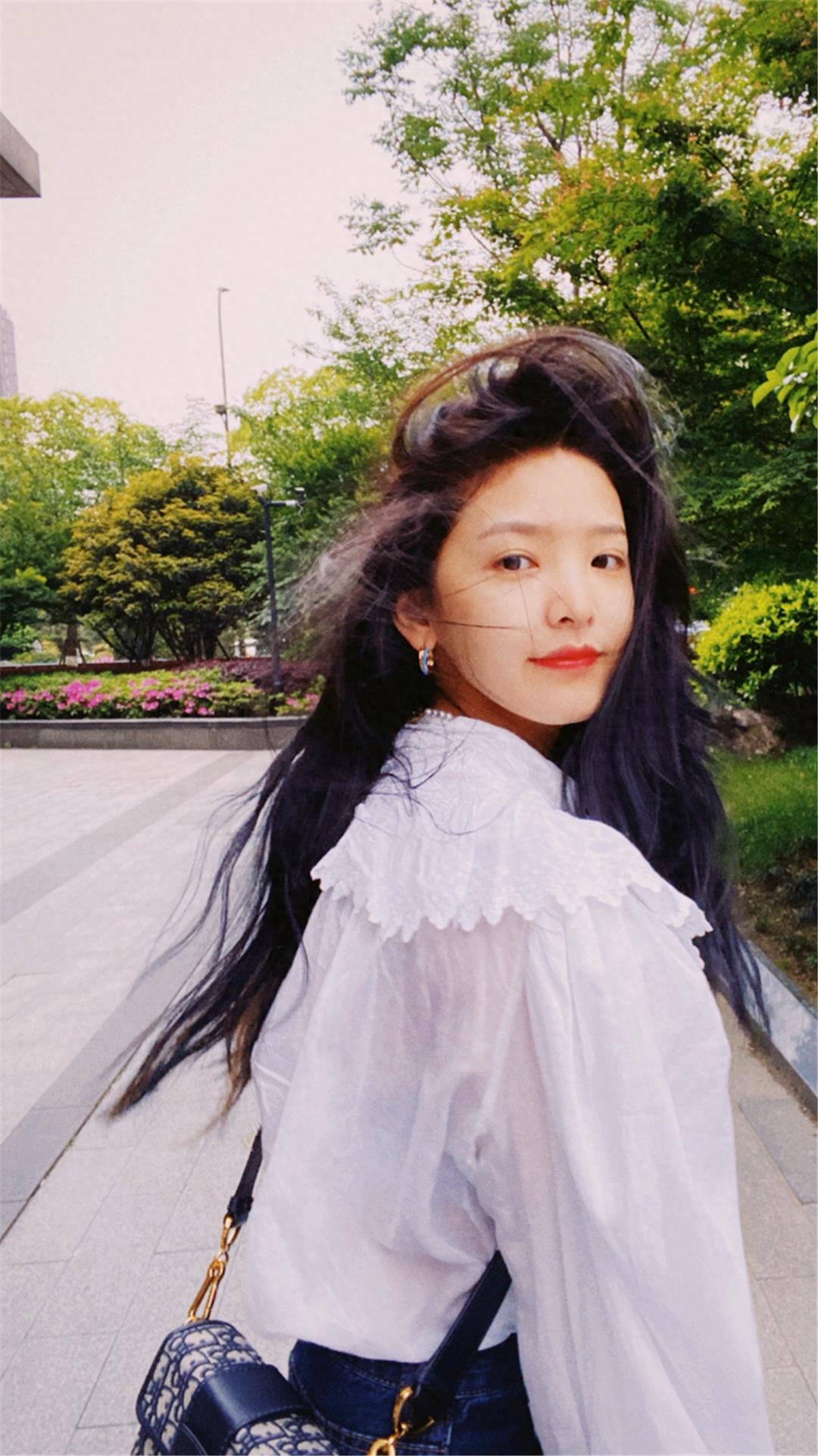 章若楠全新壁纸图片，甜笑可人，小仙女压马路来了