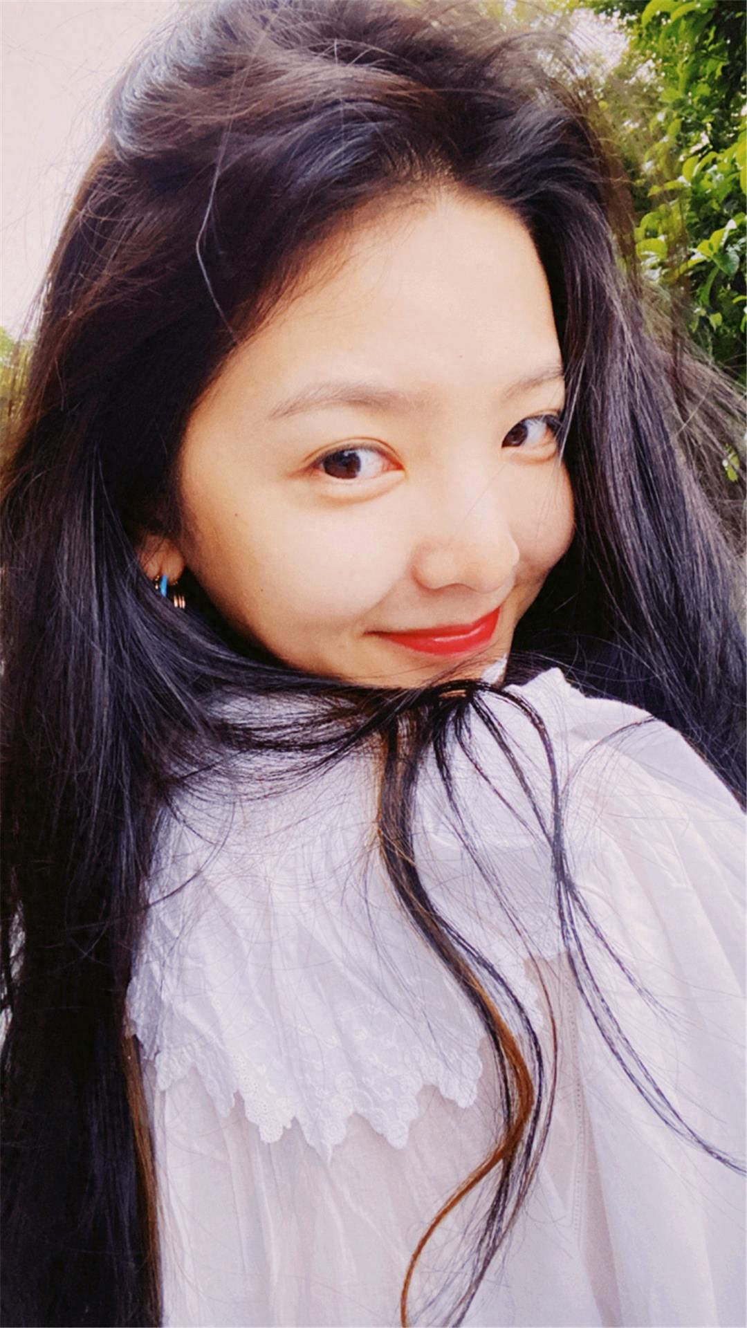 章若楠全新壁纸图片，甜笑可人，小仙女压马路来了