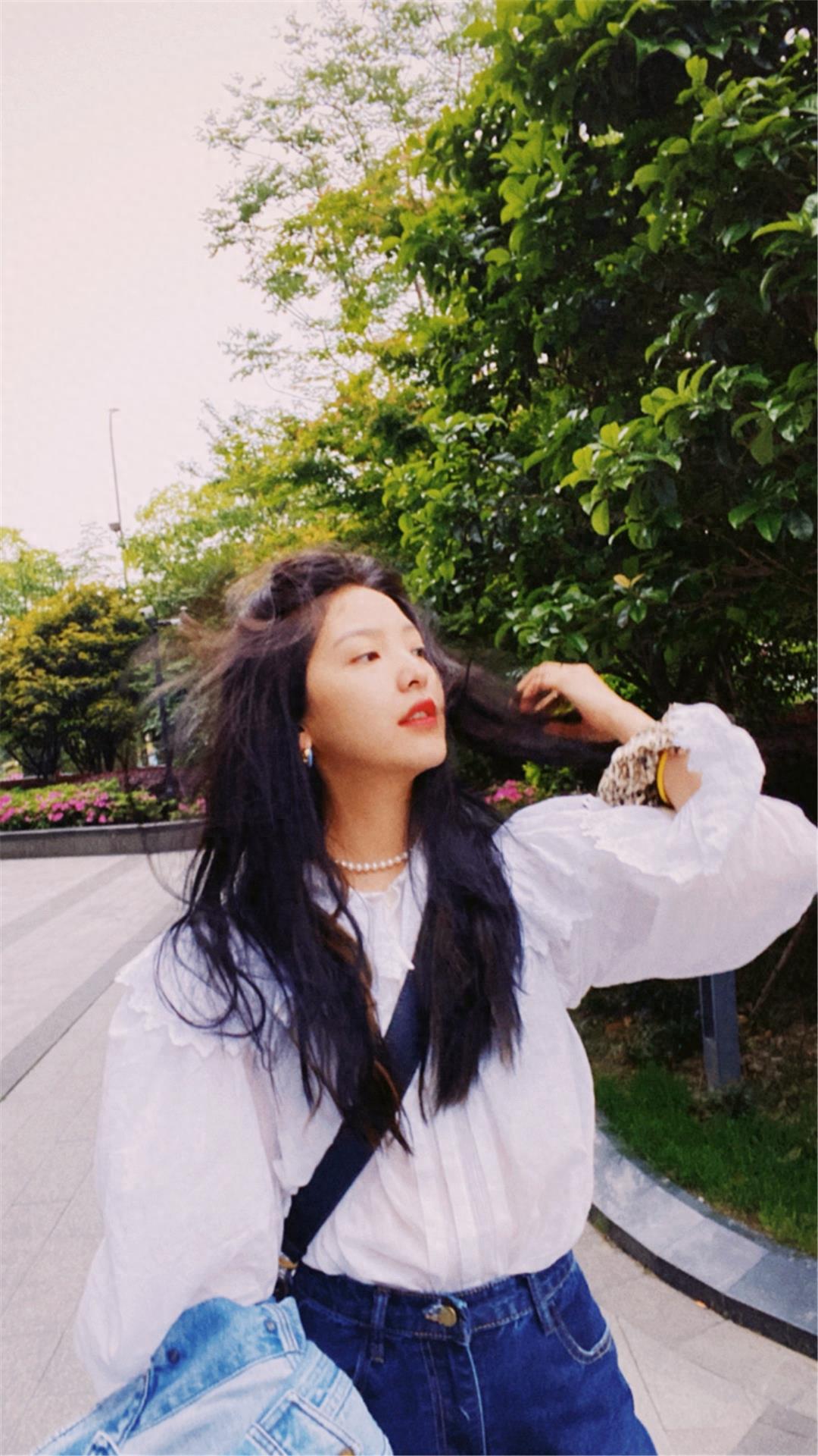 章若楠全新壁纸图片，甜笑可人，小仙女压马路来了